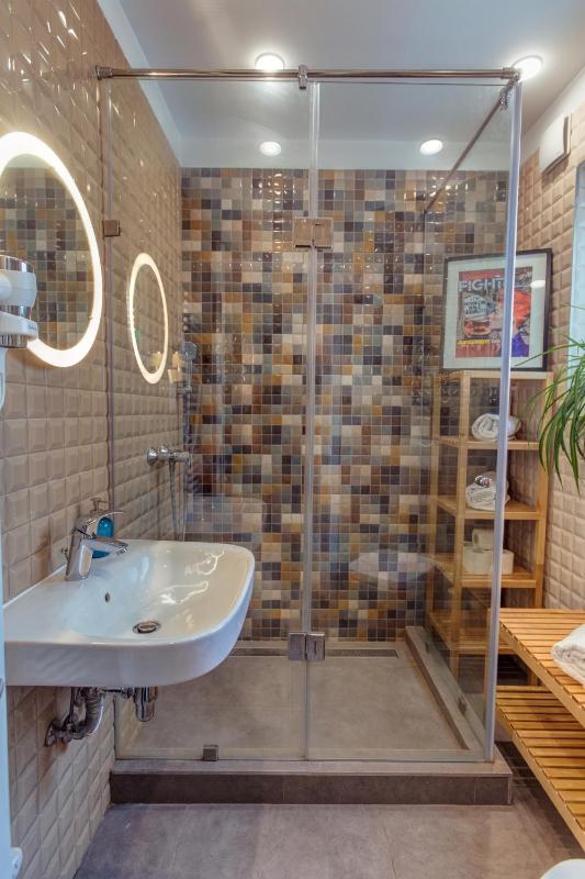 Double Room with Shared Bathroom image 2