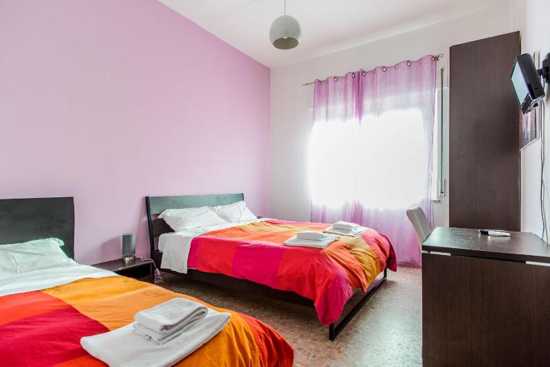 Quintuple Room with Shared Bathroom image 2