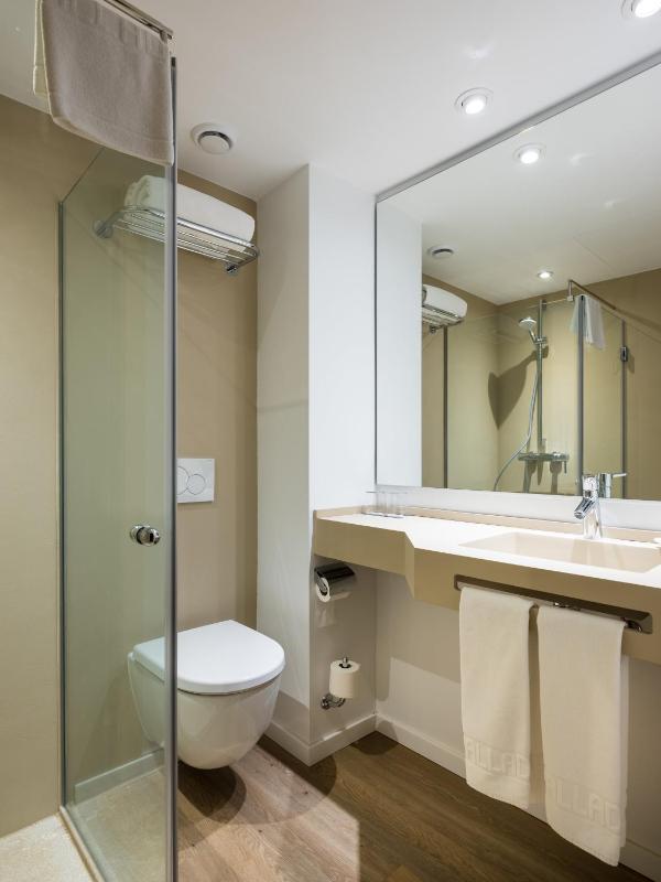 Double or Twin Room with Cathedral view image 3