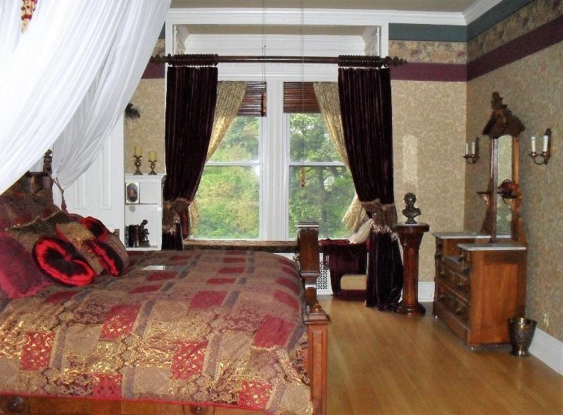 Deluxe King Room image 4
