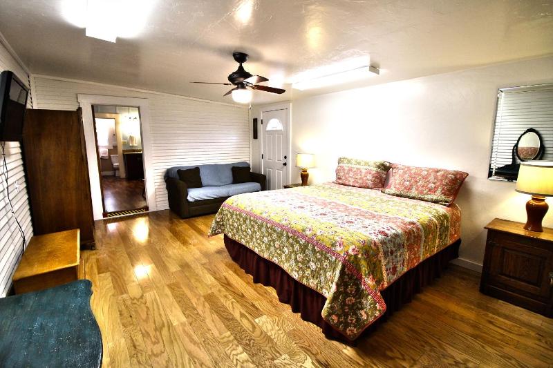 Peach Tree Inn & Suites - image 36