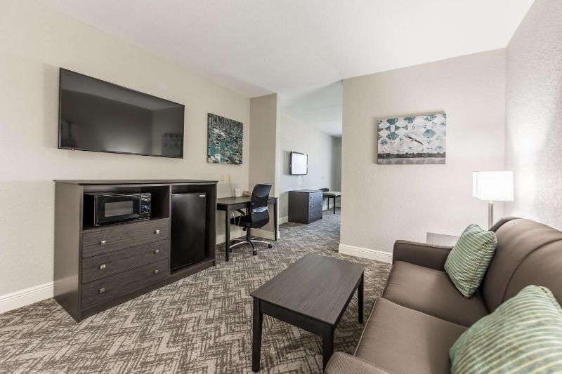 King Suite with Sofa Bed - Non-Smoking image 4