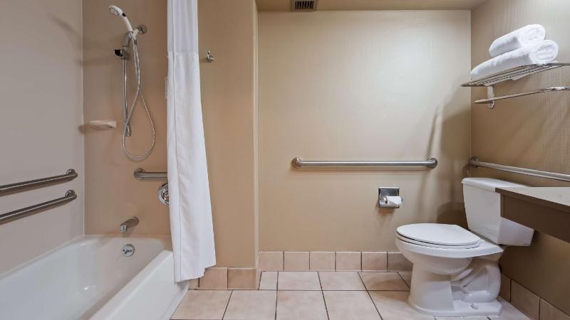 Queen Room with Bathtub - Disability Access image 2