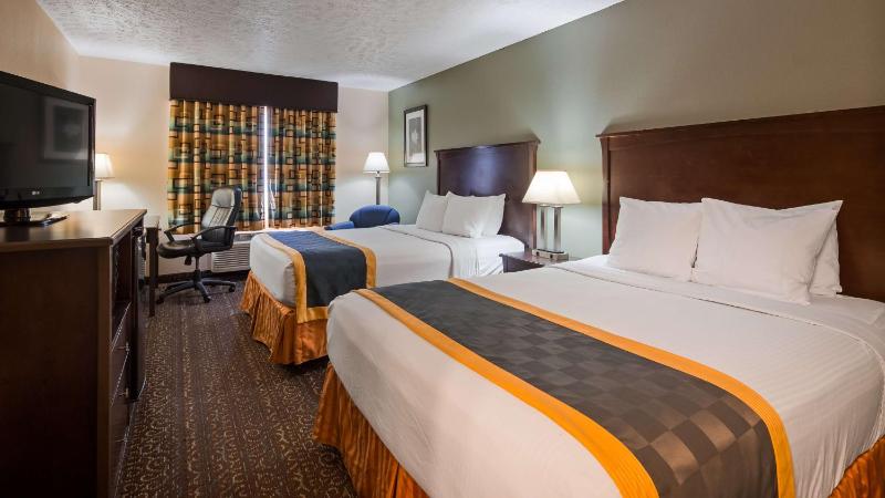 Queen Room with Two Queen Beds - Non-Smoking image 3