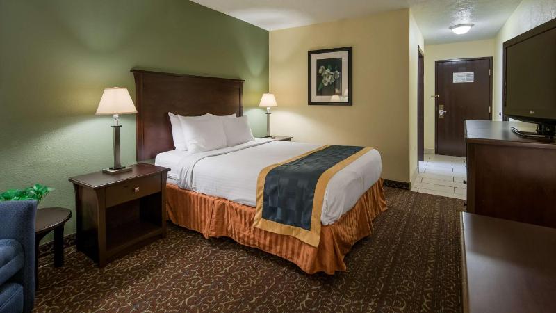 Queen Room with Bathtub - Mobility Accessible/Non-Smoking image 2
