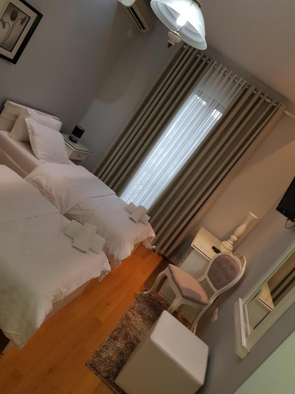 Large Twin Room image 1