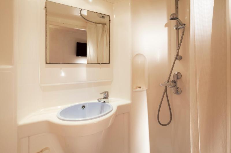 Double Room image 3