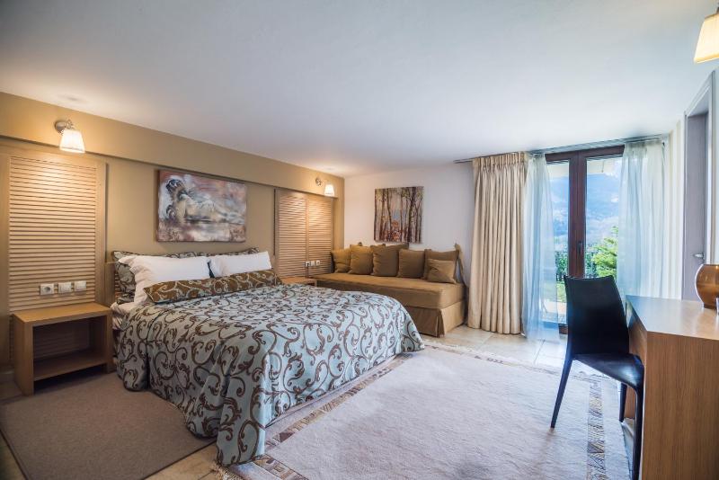 Honeymoon Suite with Fireplace and Forest View image 1