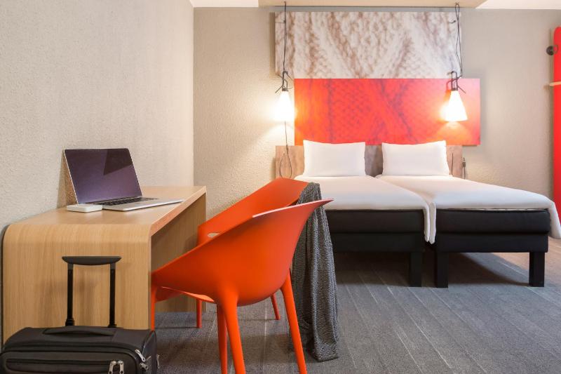 Standard Twin Room image 2