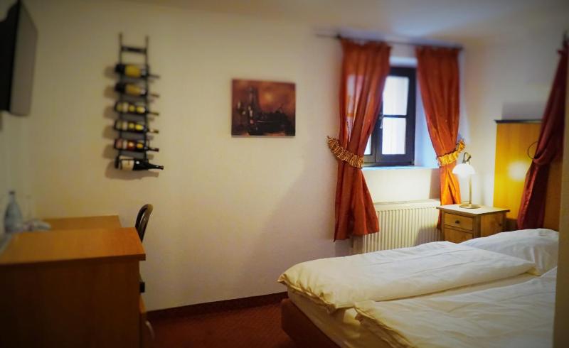 Small Double Room image 3