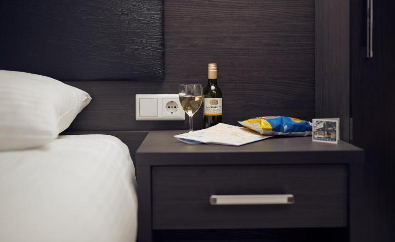 Twin Room without Window image 2