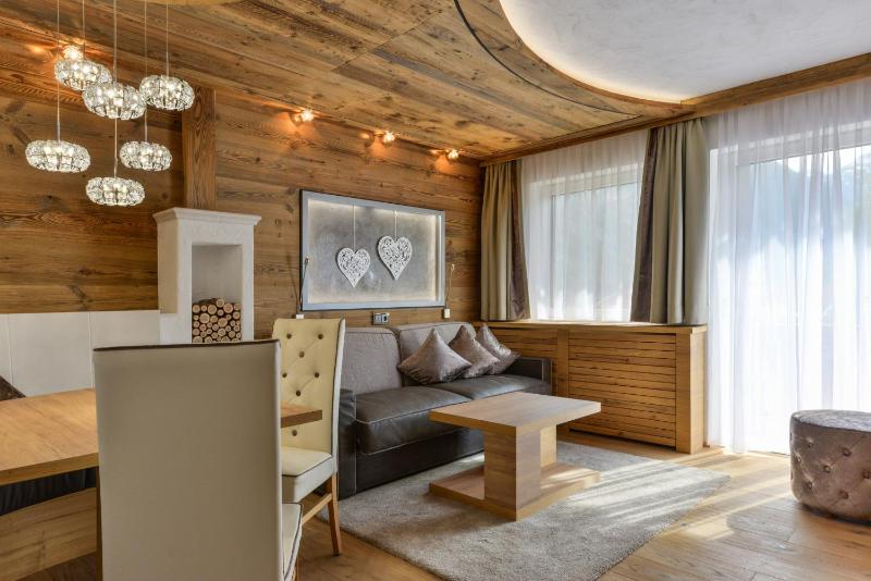 Deluxe Suite image 2