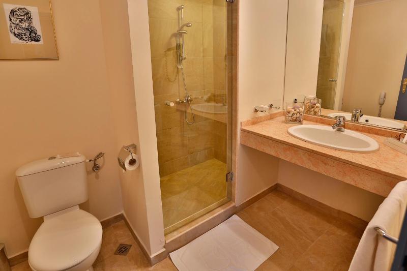 Two Bedroom Apartment with Sea View image 3