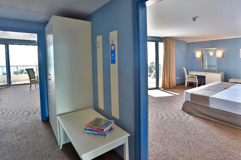 Two Bedroom Apartment with Sea View image 4