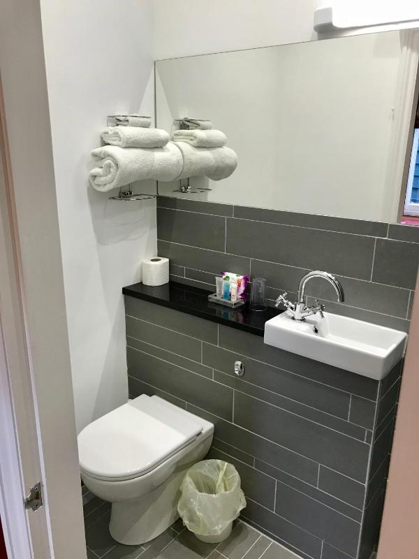Superior Single En Suite image 3