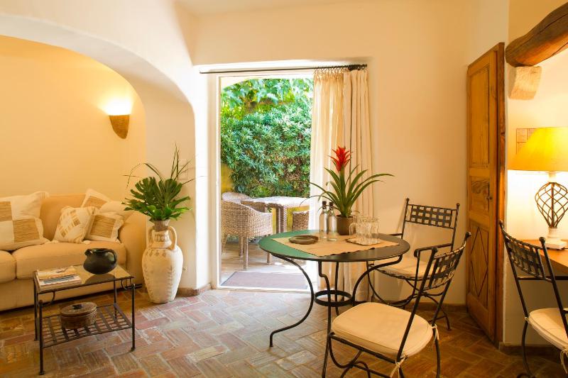 Suite with Garden View image 4
