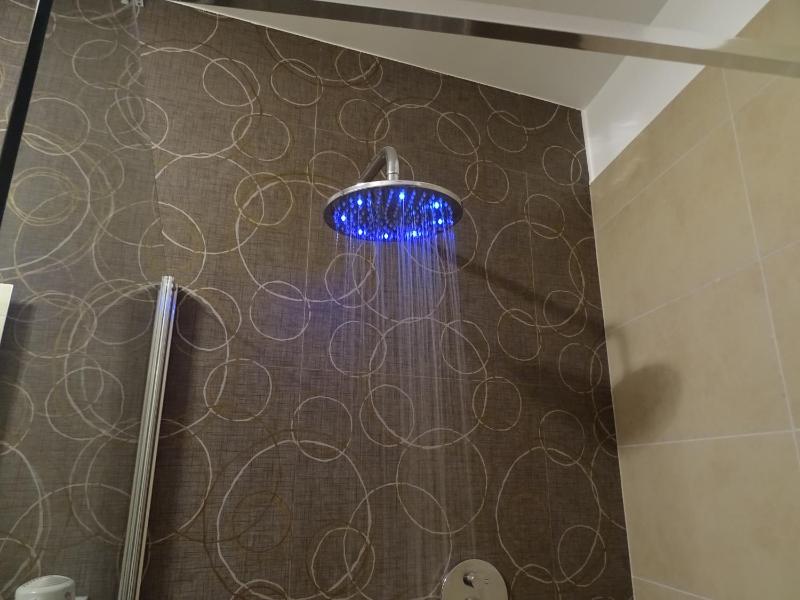 Twin Room with Private Bathroom image 4
