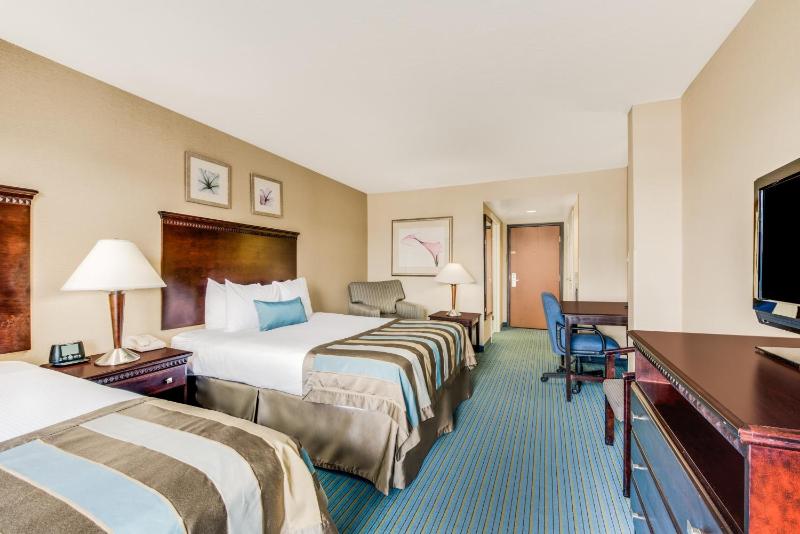 Queen Room with Two Queen Beds - Non-Smoking image 3