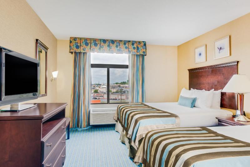 Queen Room with Two Queen Beds - Non-Smoking image 2