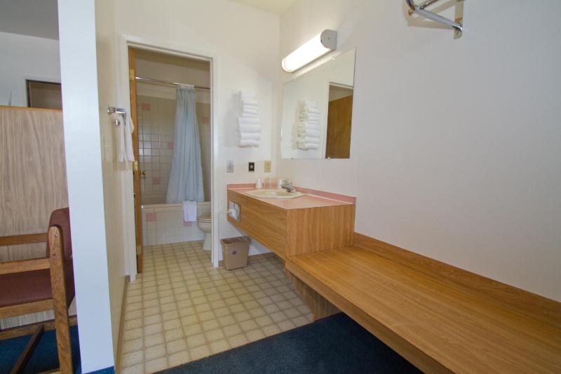 Queen Room image 2