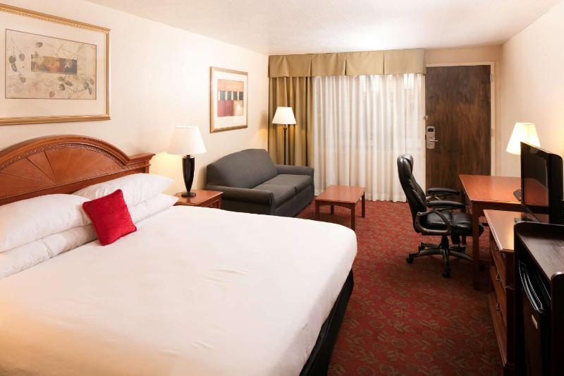 King Room with Sofa Bed - Non-Smoking image 2