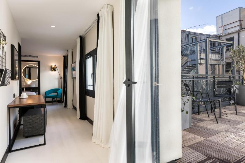 Standard Double with Balcony image 3