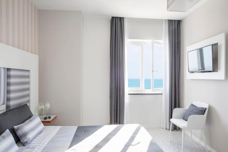 Double Room with Sea View image 2