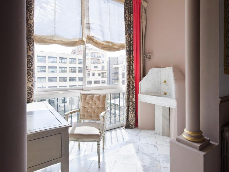 HoHomes - Centric Design Apartment - image 11