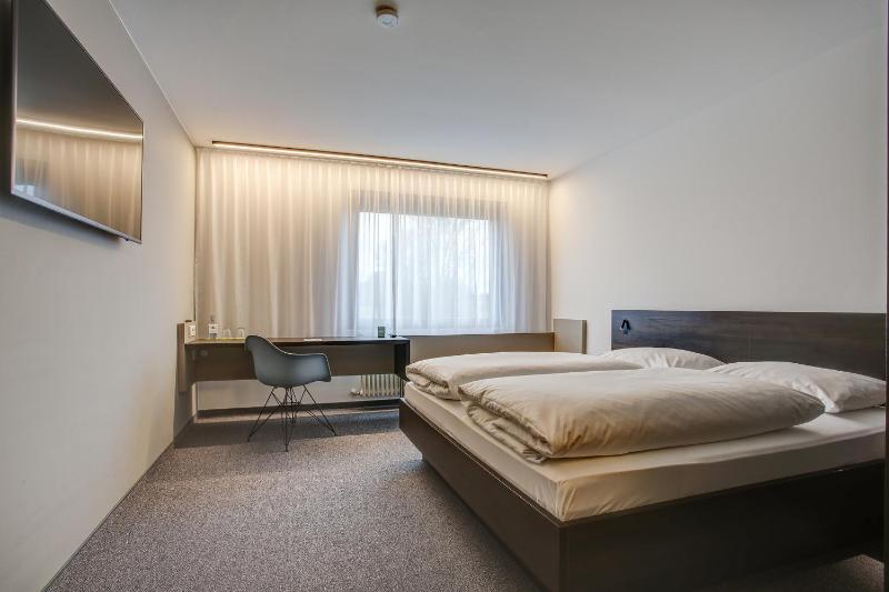 Standard Double Room image 3