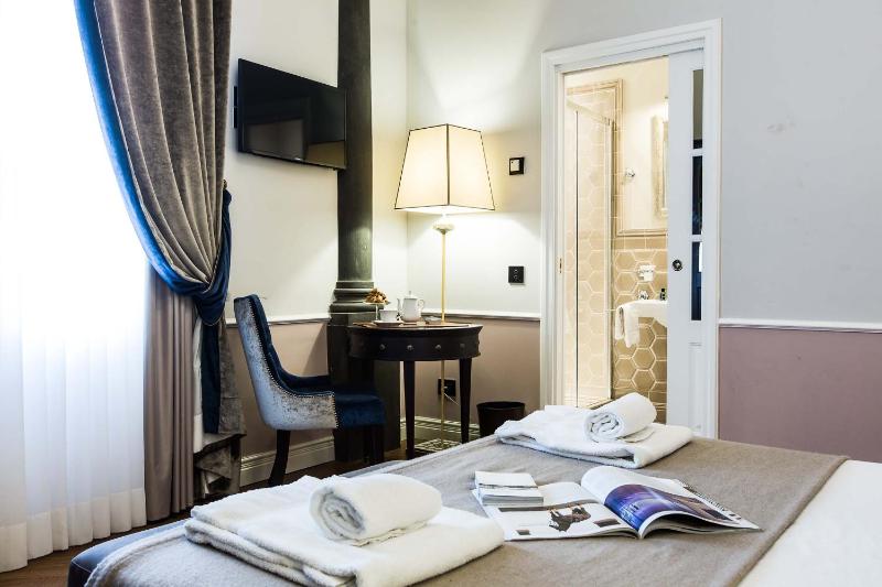 Deluxe Double Room image 3