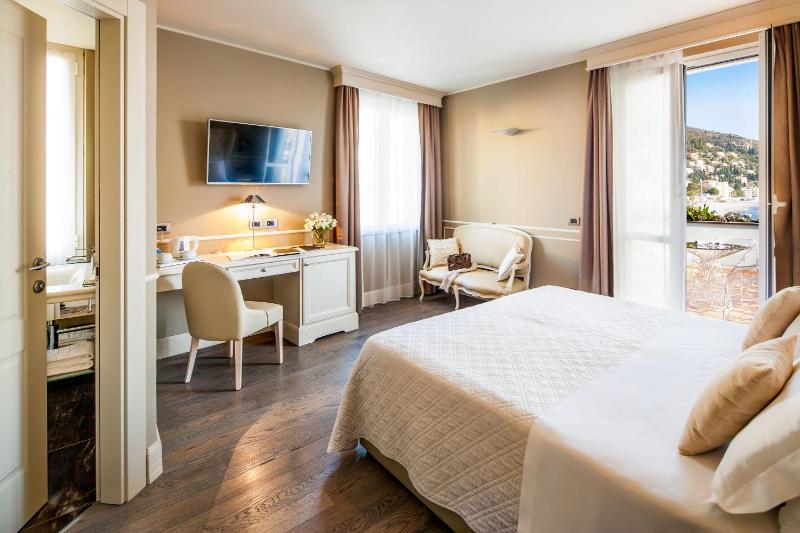 Superior Double or Twin Room with Balcony and Sea View image 4