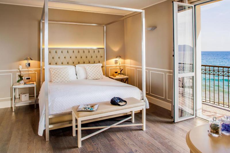 Superior Double or Twin Room with Balcony and Sea View image 1