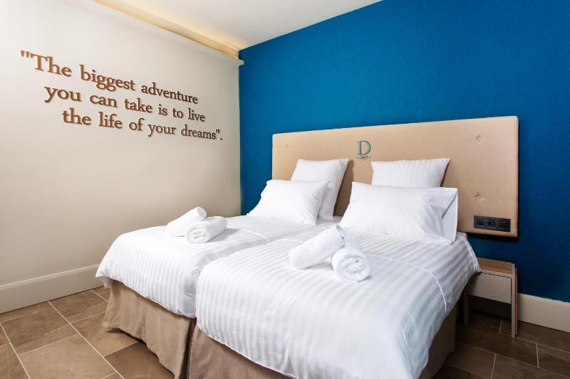 Superior Triple Room image 1