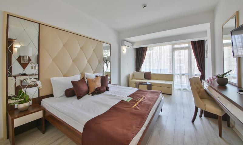Deluxe Double or Twin Room with Balcony - Free Parking & Aquapark Access image 1