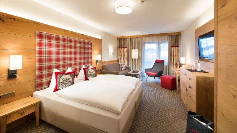 Quadruple Room with Balcony image 3