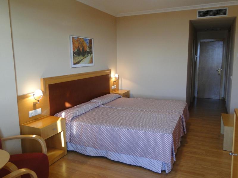 Twin Room with Mountain View image 2