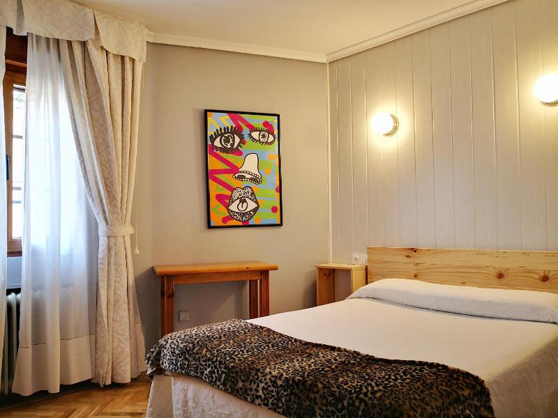 Double or Twin Room image 4