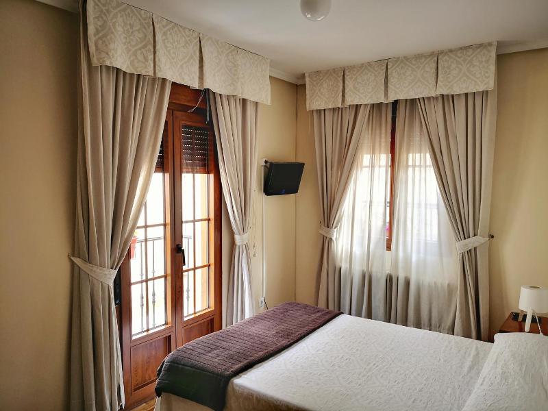 Double or Twin Room image 3