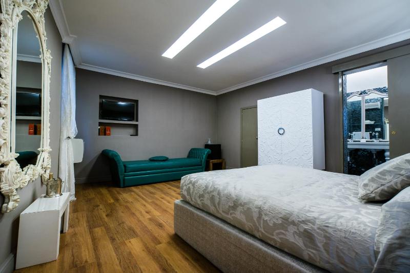 Standard Quadruple Room image 3