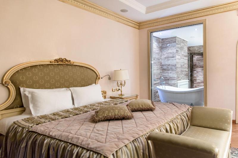 Superior Double Room image 1