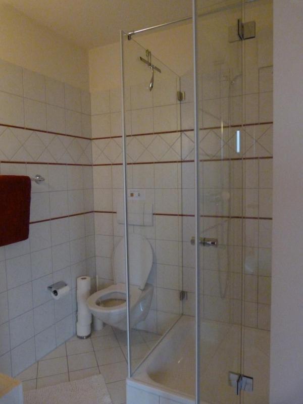 Basic Double Room image 4