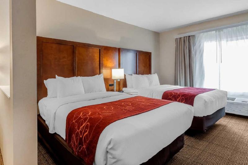 Queen Suite with Two Queen Beds and Sofa Bed - Non-Smoking image 3