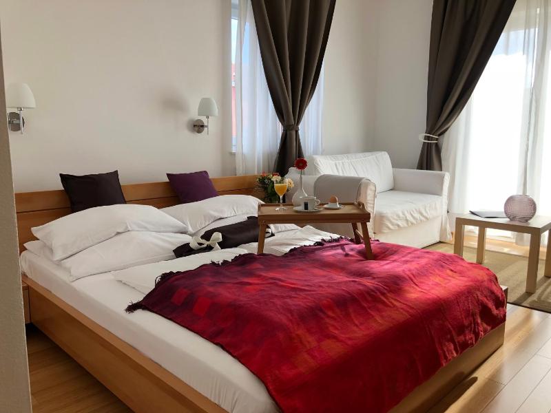 Viktoria Lodge Bed and Breakfast - image 3