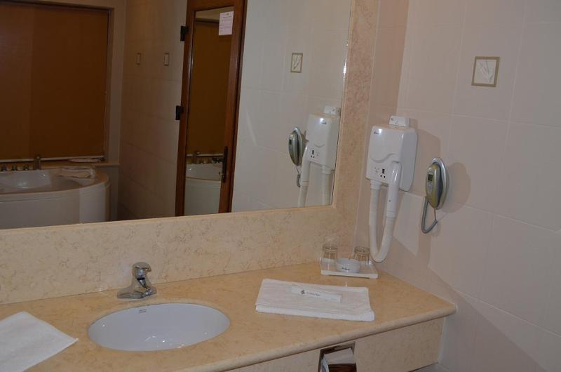 Deluxe Double Room with Bath image 2
