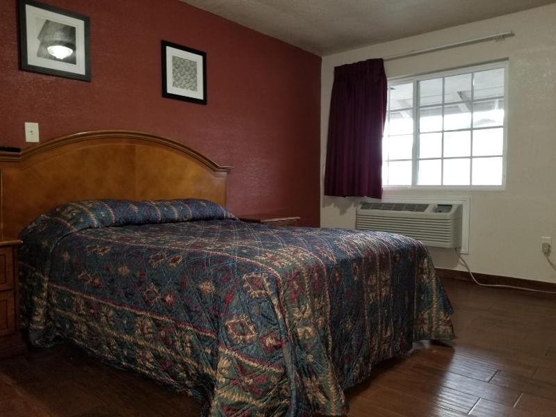 Queen Room image 3