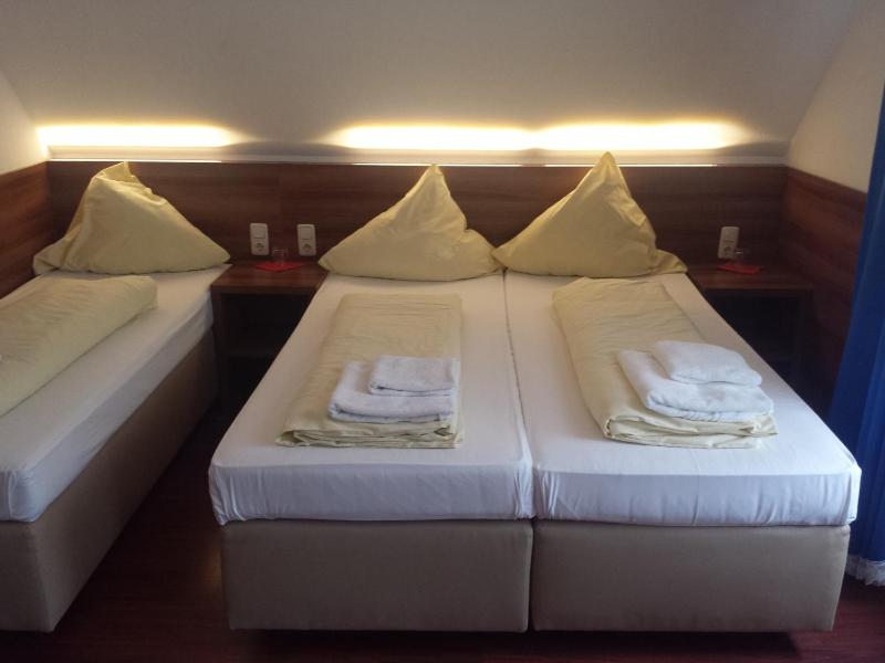 Triple Room with Private Bathroom image 3