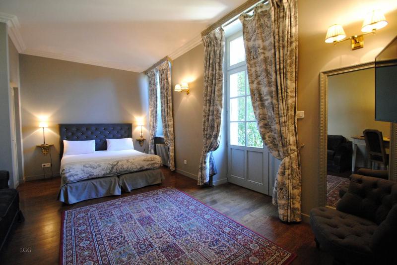 Family Room image 3