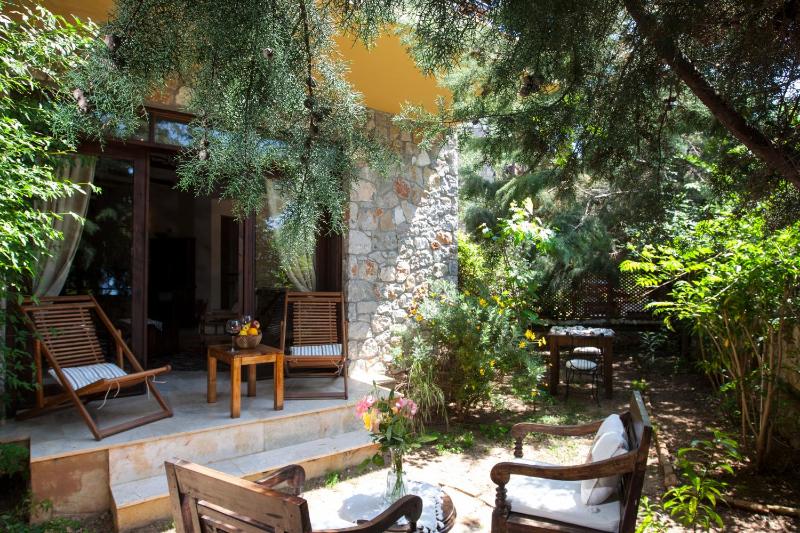 Deluxe Double Room with Private Garden & Jacuzzi image 3