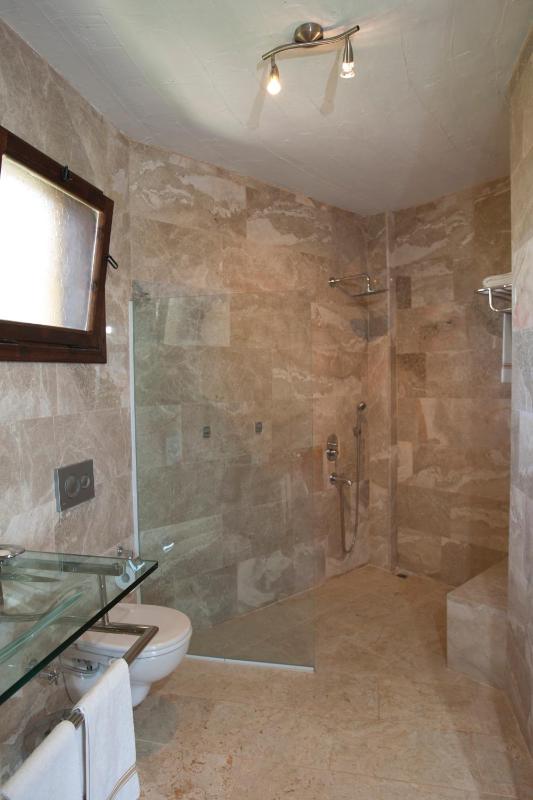 Deluxe Double Room with Private Garden & Jacuzzi image 2