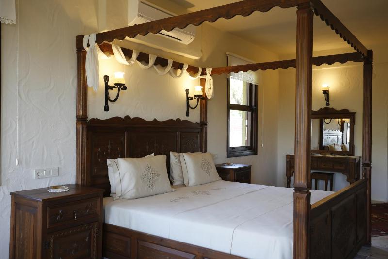Superior Deluxe Double Room with Jacuzzi image 3